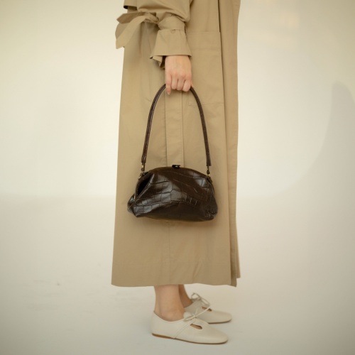 Hug bag torebka M, brązowy wzór krokodyla | Balagan Studio