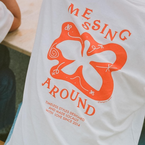 T-shirt MESSING AROUND, biało-pomarańczowy