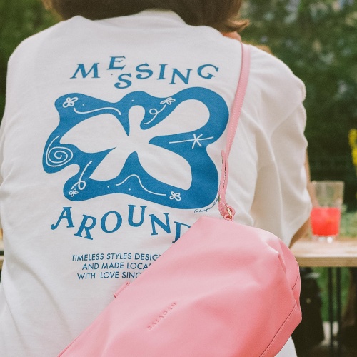 T-shirt MESSING AROUND, biało-niebieski