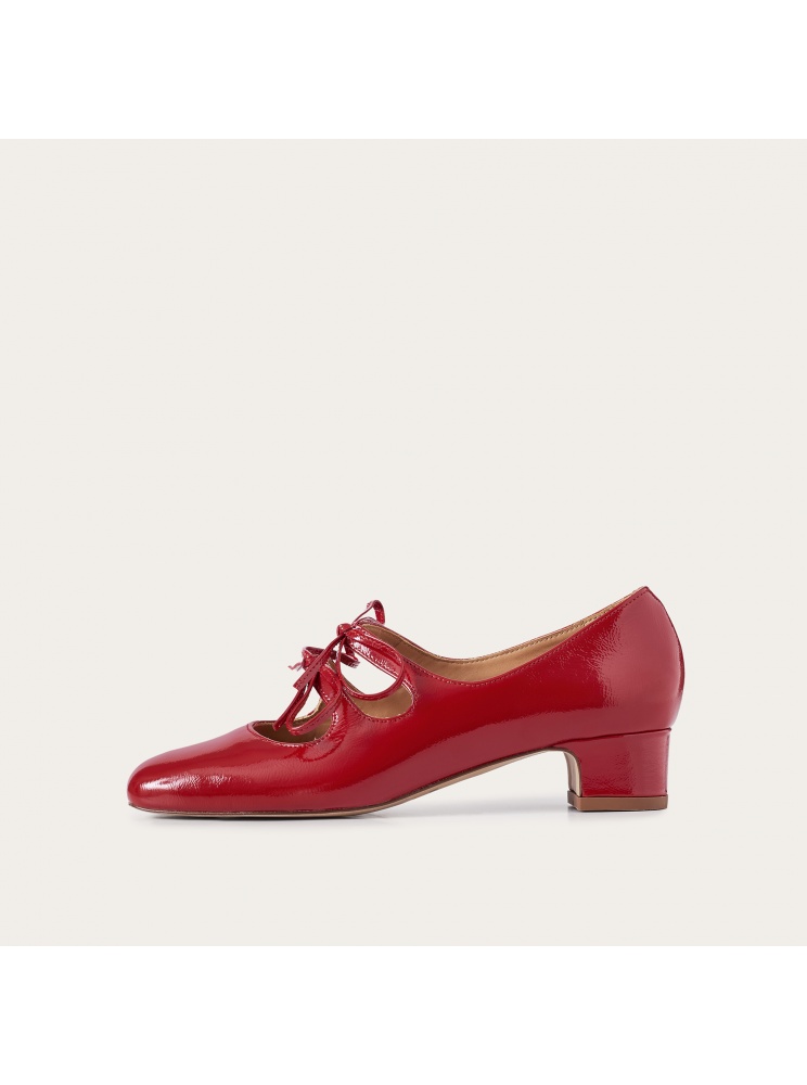 Greta Heels, glossy red