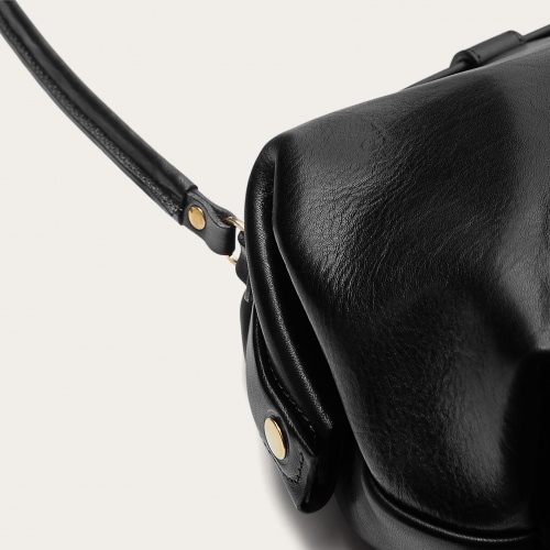 Hug Bag M, black | Balagan Studio