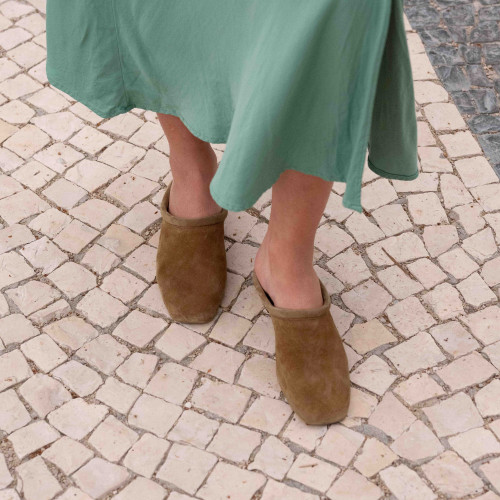 Clementine klapki, karmelowy welur | Balagan Studio