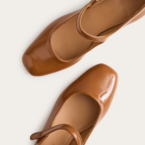Dora Low Heels, glossy caramel | Balagan Studio