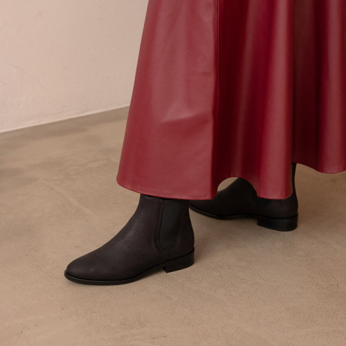 Negew Chelsea Boots, waxed black | Balagan Studio