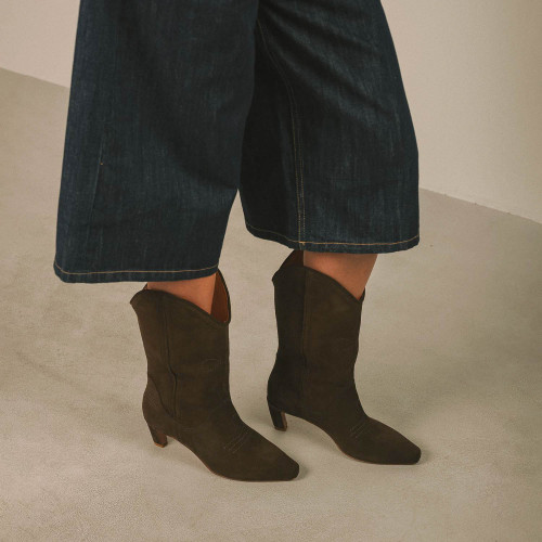 Bonnie Boots, dark chocolate velvet| Balagan Studio