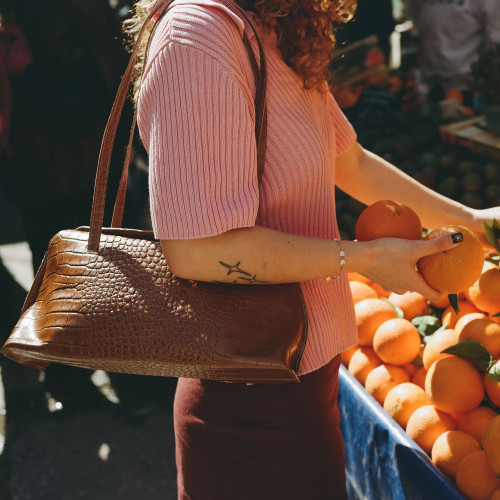 Envelope torebka M, karmelowy wzór krokodyla | Balagan Studio