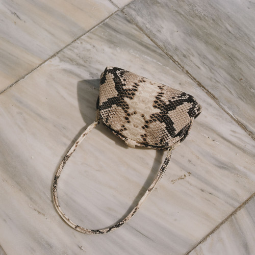 Hug bag torebka M, złamana biel wzór pytona | Balagan Studio