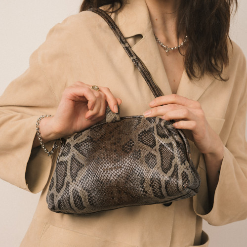 Hug bag torebka M, brązowy wzór pytona | Balagan Studio